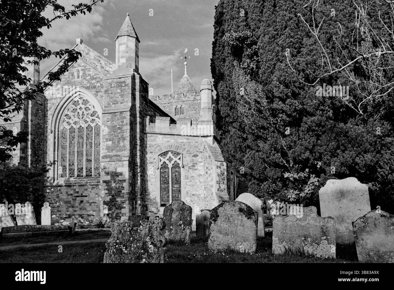 L'antica chiesa di Santa Maria Vergine del XII secolo a Rye, East Sussex, Regno Unito, in monocromia Foto Stock