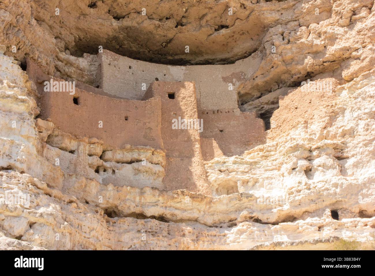 Questa splendida dimora sulla scogliera, annidata in aspre formazioni rocciose, mostra l'ingegno architettonico delle antiche culture indigene nel sud-ovest Foto Stock