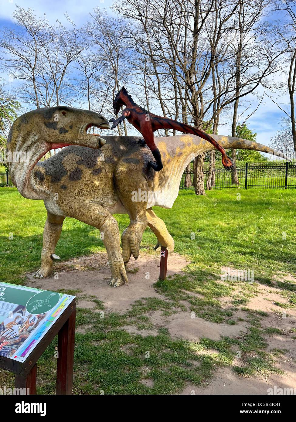 Sculture di dinosauri nel Lubin Park, Polonia, mostra all'aperto Foto Stock