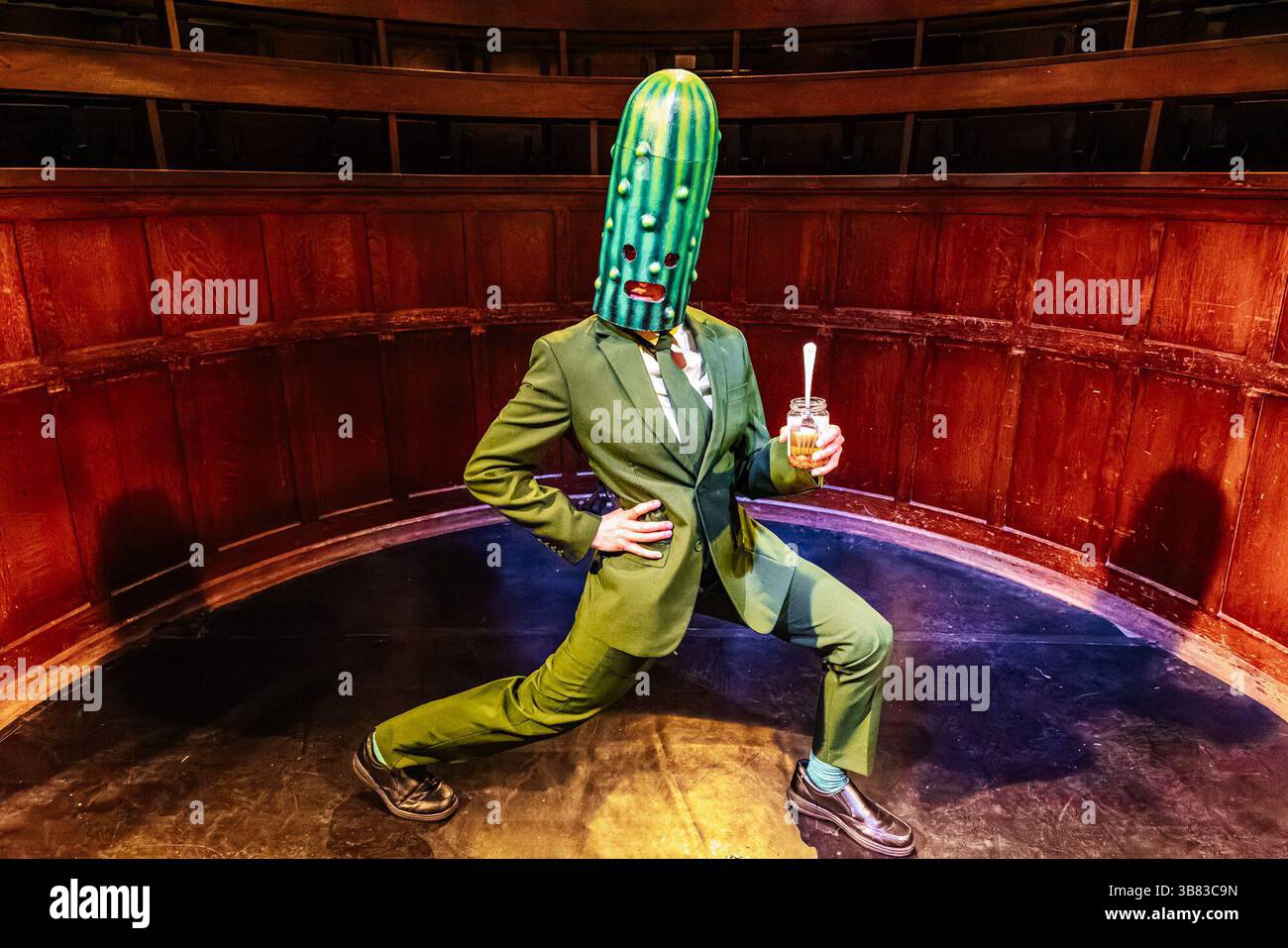 Edimburgo, Regno Unito. 7 maggio 2025 nella foto: Artista con sede a Glasgow e vincitore del premio autopsia di quest'anno, Ruxy Cantir in costume da sottaceti dal loro spettacolo Pickled Republic all'interno del Anatomy Lecture Theatre di Summerhall. Summerhall Arts lancia il Summerhall Arts Festival Fringe Program inaugurale che include un programma di performance e arte visiva ad agosto. Crediti: Rich Dyson/Alamy Live News Foto Stock