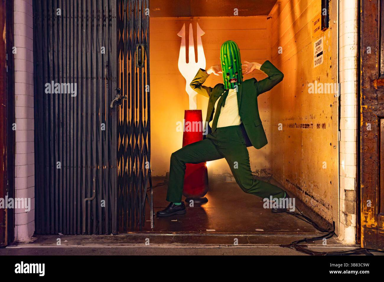 Edimburgo, Regno Unito. 7 maggio 2025 nella foto: Artista con sede a Glasgow e vincitore del premio autopsia di quest'anno, Ruxy Cantir in costume da sottaceti dal loro spettacolo Pickled Republic emerge da un ascensore che è stato utilizzato per portare cadaveri nella sala di dissezione. Summerhall Arts lancia il Summerhall Arts Festival Fringe Program inaugurale che include un programma di performance e arte visiva ad agosto. Crediti: Rich Dyson/Alamy Live News Foto Stock