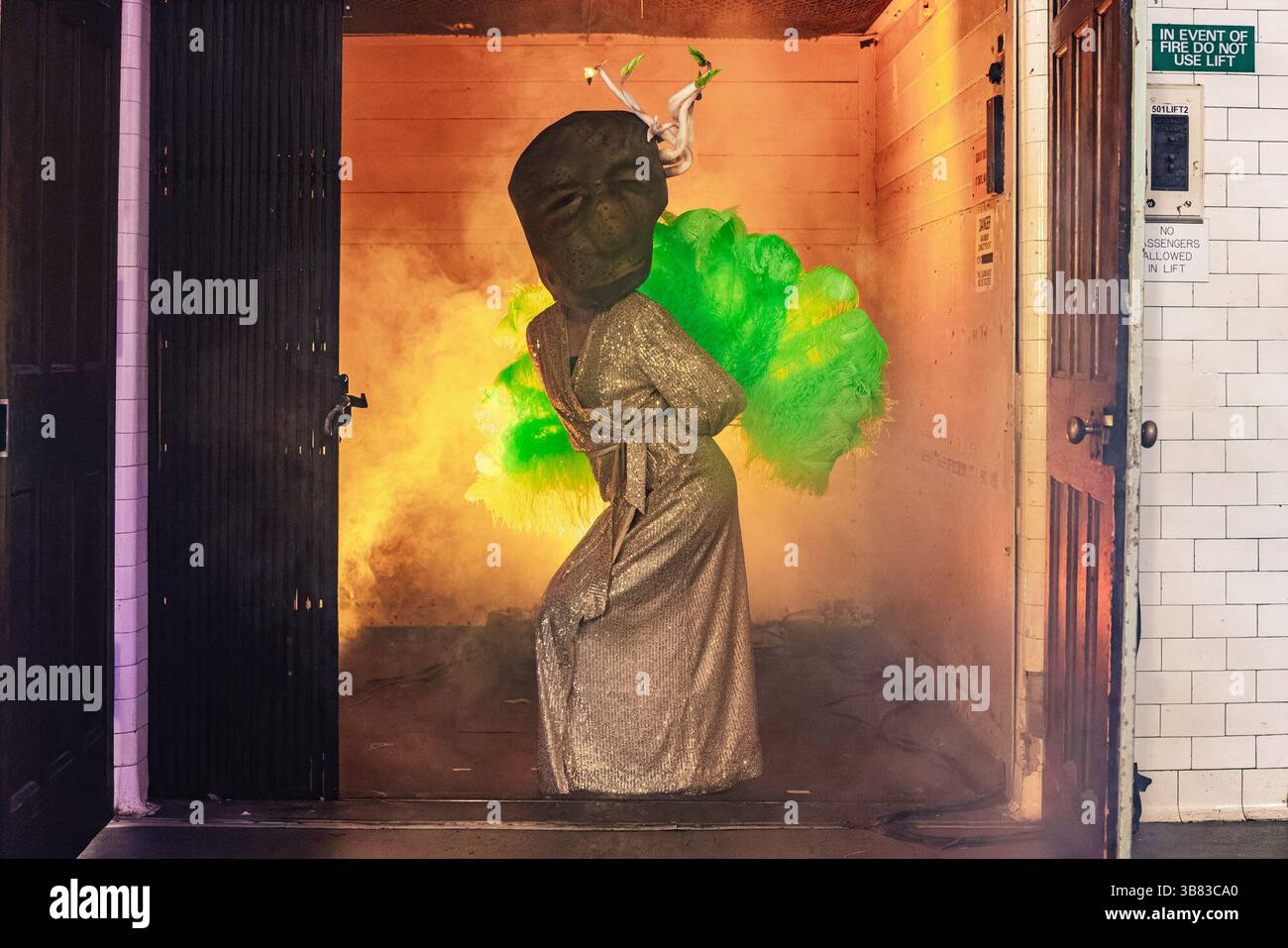 Edimburgo, Regno Unito. 7 maggio 2025 nella foto: Artista con sede a Glasgow e vincitore del premio autopsia di quest'anno, Ruxy Cantir in un costume di patate dal loro spettacolo Pickled Republic emerge da un ascensore che è stato utilizzato per portare cadaveri nella sala di dissezione. Summerhall Arts lancia il Summerhall Arts Festival Fringe Program inaugurale che include un programma di performance e arte visiva ad agosto. Crediti: Rich Dyson/Alamy Live News Foto Stock