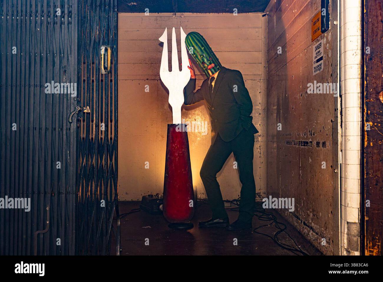 Edimburgo, Regno Unito. 7 maggio 2025 nella foto: Artista con sede a Glasgow e vincitore del premio autopsia di quest'anno, Ruxy Cantir in costume da sottaceti dal loro spettacolo Pickled Republic emerge da un ascensore che è stato utilizzato per portare cadaveri nella sala di dissezione. Summerhall Arts lancia il Summerhall Arts Festival Fringe Program inaugurale che include un programma di performance e arte visiva ad agosto. Crediti: Rich Dyson/Alamy Live News Foto Stock