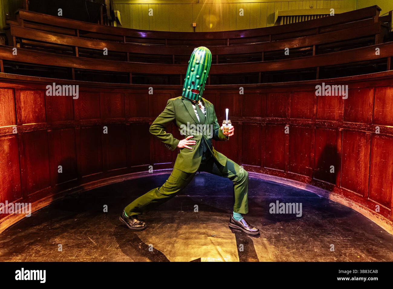 Edimburgo, Regno Unito. 7 maggio 2025 nella foto: Artista con sede a Glasgow e vincitore del premio autopsia di quest'anno, Ruxy Cantir in costume da sottaceti dal loro spettacolo Pickled Republic all'interno del Anatomy Lecture Theatre di Summerhall. Summerhall Arts lancia il Summerhall Arts Festival Fringe Program inaugurale che include un programma di performance e arte visiva ad agosto. Crediti: Rich Dyson/Alamy Live News Foto Stock