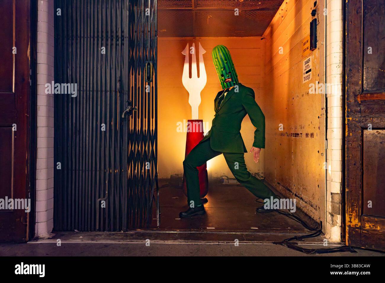 Edimburgo, Regno Unito. 7 maggio 2025 nella foto: Artista con sede a Glasgow e vincitore del premio autopsia di quest'anno, Ruxy Cantir in costume da sottaceti dal loro spettacolo Pickled Republic emerge da un ascensore che è stato utilizzato per portare cadaveri nella sala di dissezione. Summerhall Arts lancia il Summerhall Arts Festival Fringe Program inaugurale che include un programma di performance e arte visiva ad agosto. Crediti: Rich Dyson/Alamy Live News Foto Stock