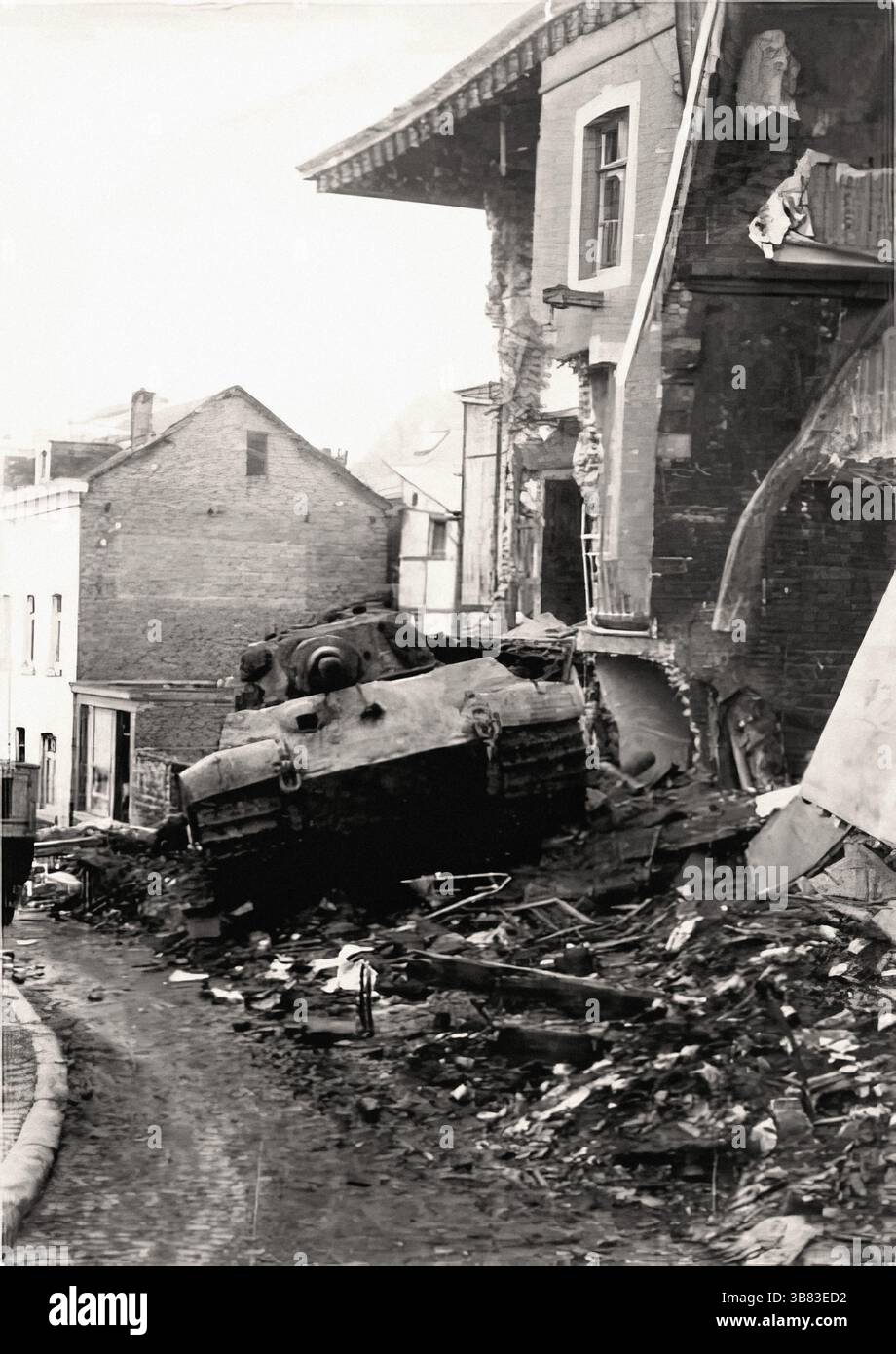 Rue Haut Rivage, Stavelo (Belgio), un PZ.Kpfw.vi Ausf.B tedesco danneggiato numero tattico 105 del 501st SS Heavy Tank Battalion parte del Kamppfgruppe Peiper i - documento storico, fotografo sconosciuto Foto Stock