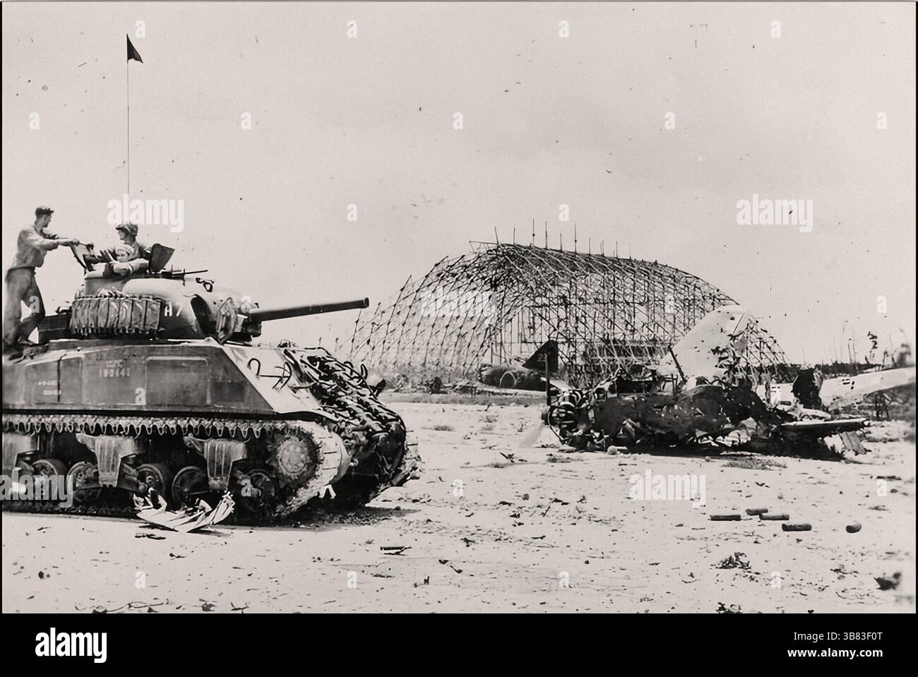 Carro armato medio STATUNITENSE M4A2 «Sherman - sul campo d'aviazione giapponese catturato sull'isola di Peleliu. 1944. - Documento storico, fotografo sconosciuto Foto Stock