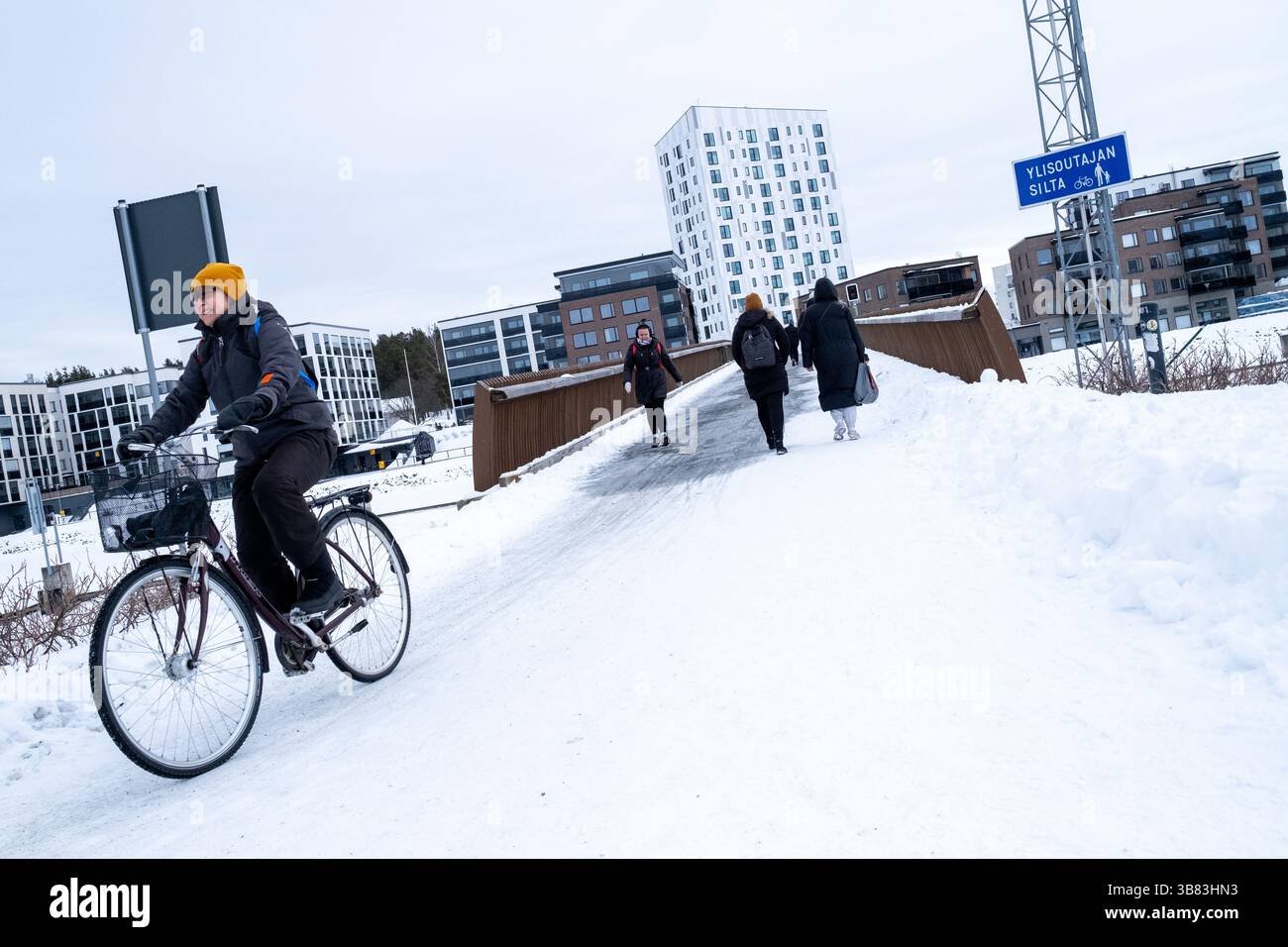 Edificio con architettura in legno a Joensuu nella Carelia settentrionale in Finlandia il 18 marzo 2025. Joensuu è conosciuta come la capitale forestale europea grazie a t Foto Stock