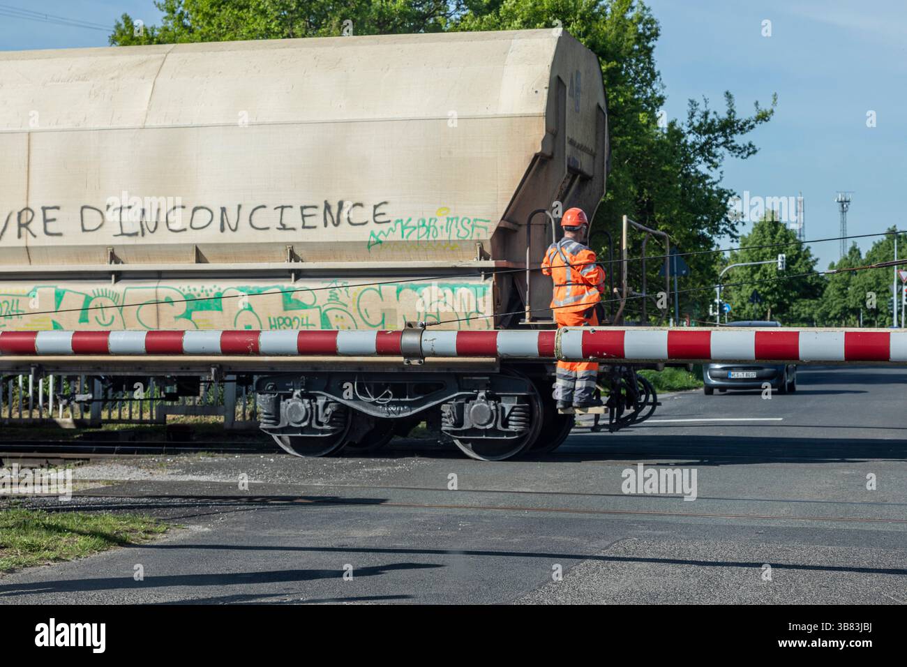 Passaggio a livello con barriere a Rheinberg sul basso Reno Foto Stock
