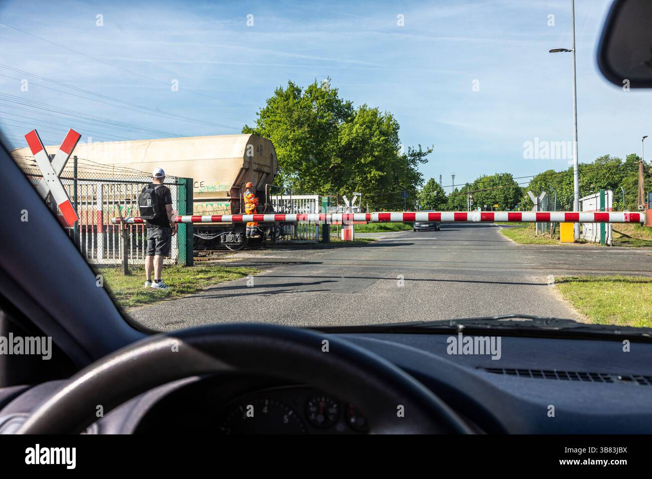 Passaggio a livello con barriere a Rheinberg sul basso Reno Foto Stock