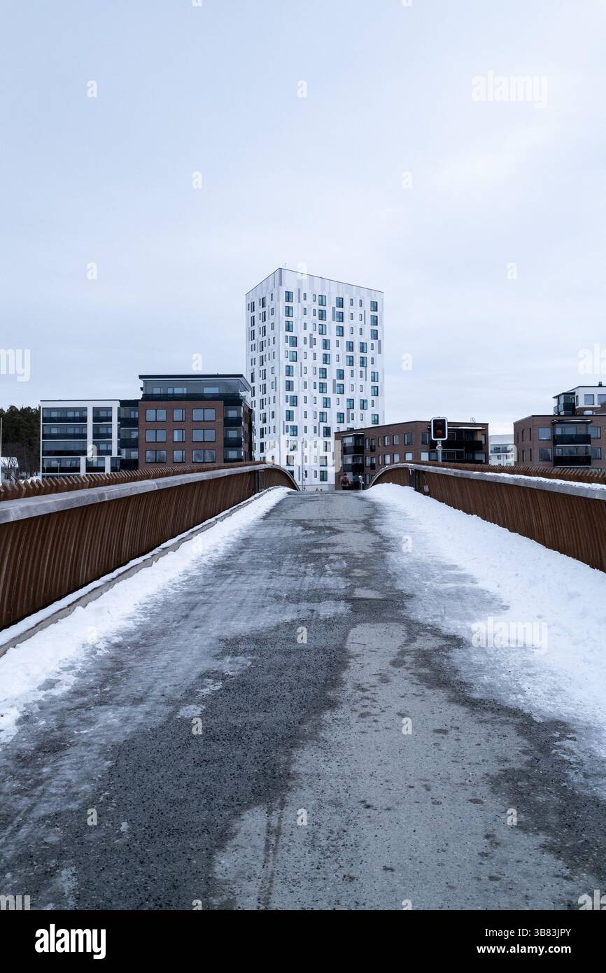 Edificio con architettura in legno a Joensuu nella Carelia settentrionale in Finlandia il 18 marzo 2025. Joensuu è conosciuta come la capitale forestale europea grazie a t Foto Stock