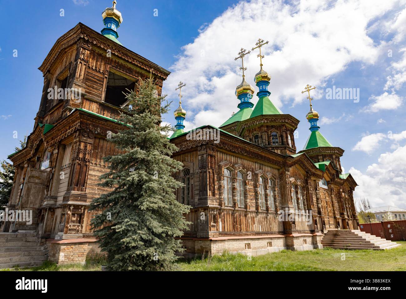 Cattedrale della Santissima Trinità nella città di Karakol, Kirghizistan. Chiesa in legno, architettura. Diocesi del Kirghizistan della Chiesa ortodossa russa Foto Stock