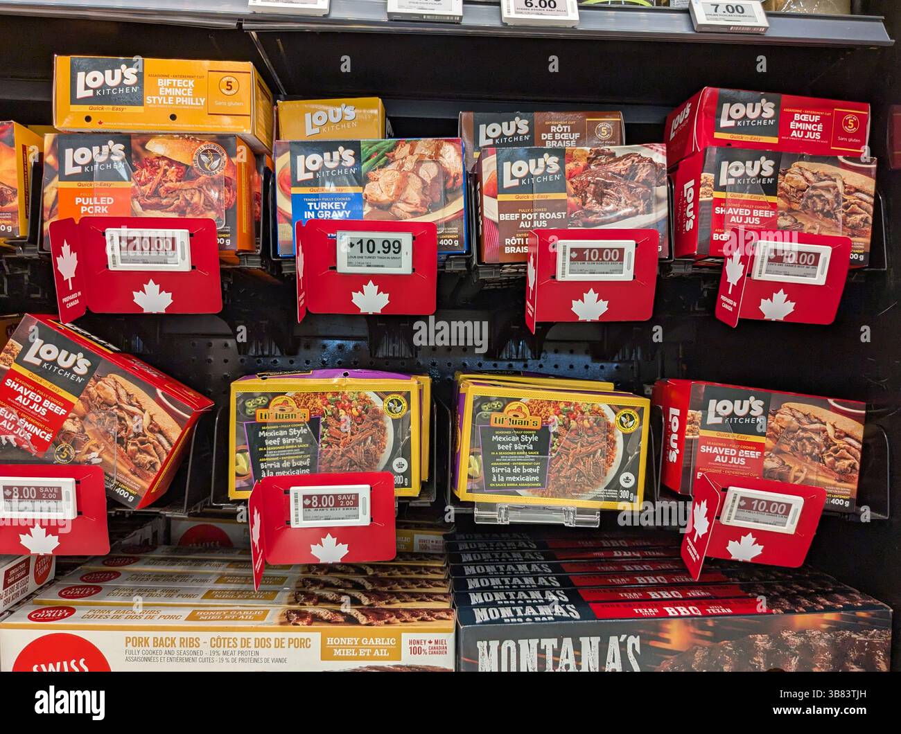 Etichette "preparate in Canada" sulle merci in risposta alle tariffe e alle quotazioni dell'amministrazione Trump in un negozio di alimentari in Ontario. Foto Stock