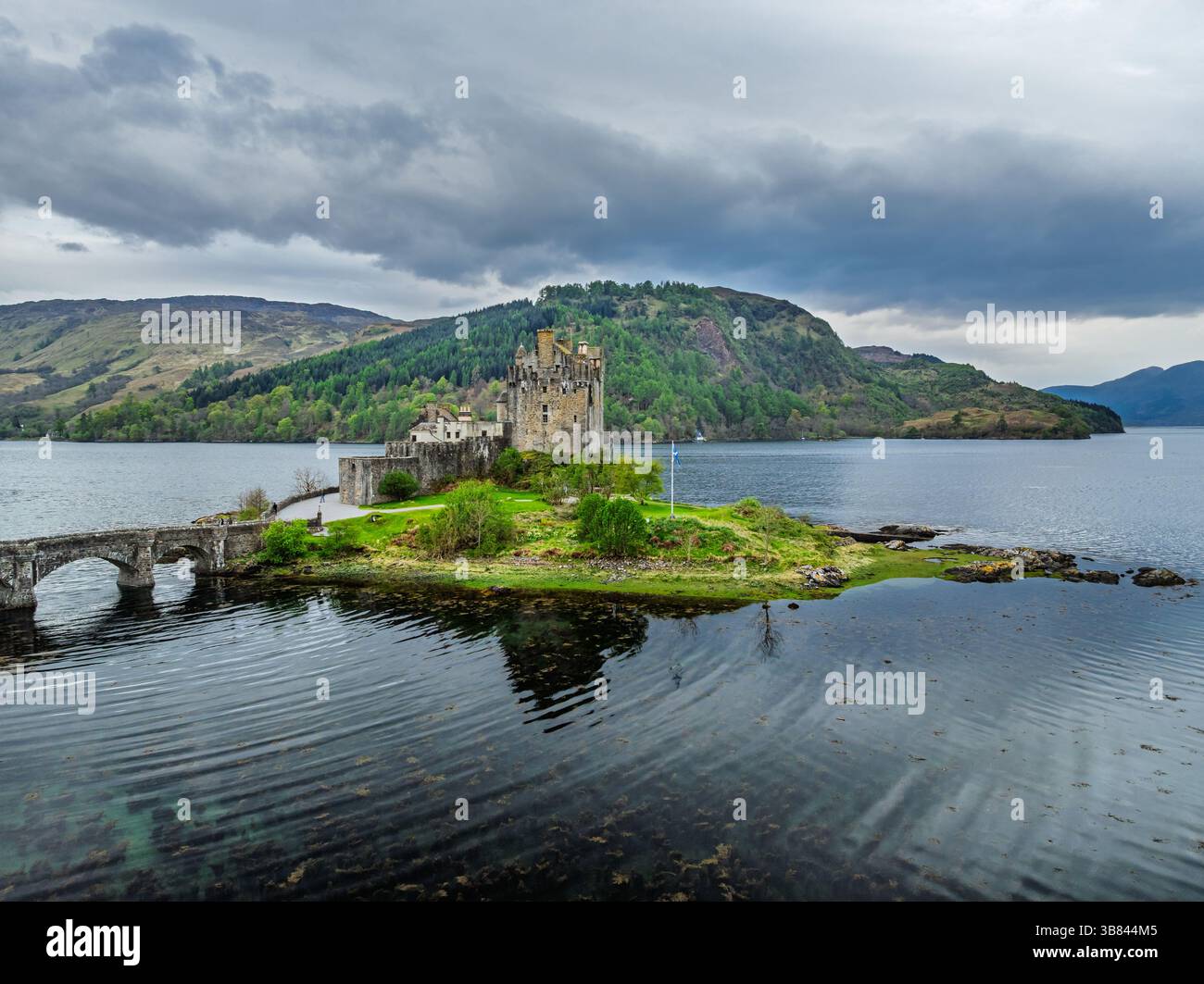 Castello di Eilean Donan e Loch Duich da un drone, Isola di Skye, Highlands, Scozia, Inghilterra Foto Stock