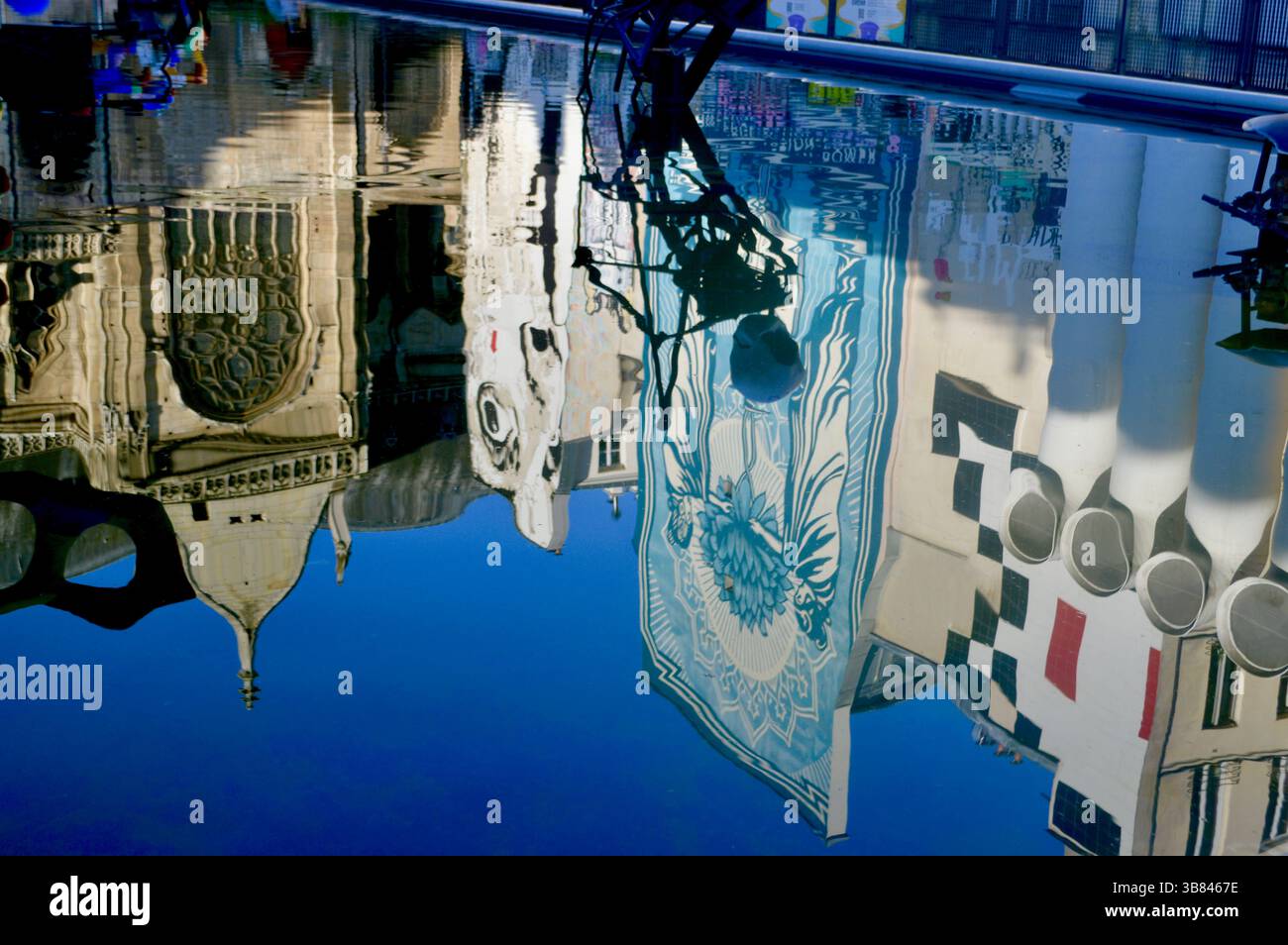 Riflessi nella Fontana di Stravinsky, Parigi Foto Stock