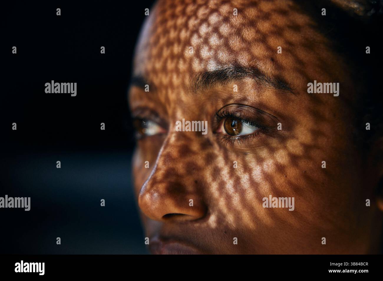 Primo piano della luce del sole che splende sul viso della donna Foto Stock