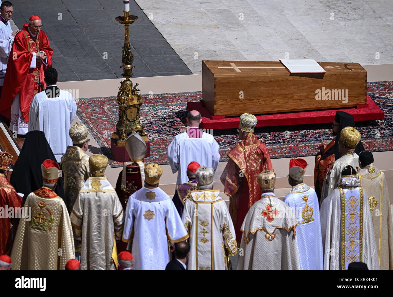 ROM, Vatikan 26.04.2025 Beerdigung Papst Franziskus: Ortodossia Kardinaele am Sarg *** Roma, Vaticano 26 04 2025 funerale di Papa Francesco Cardinali ortodossi alla bara Foto Stock