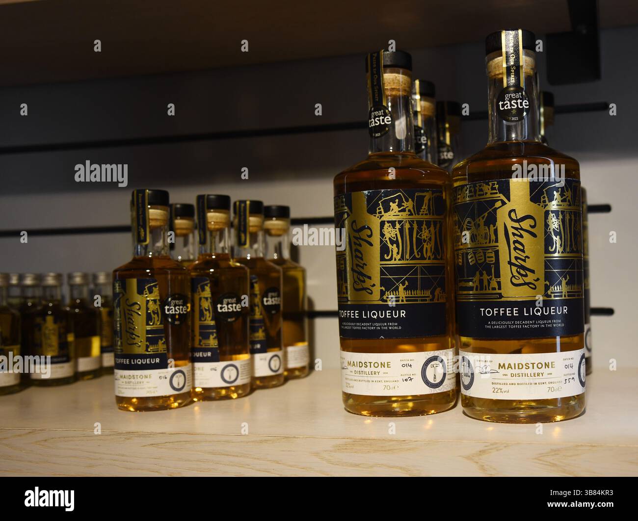 Liquore al toffee sullo scaffale Foto Stock