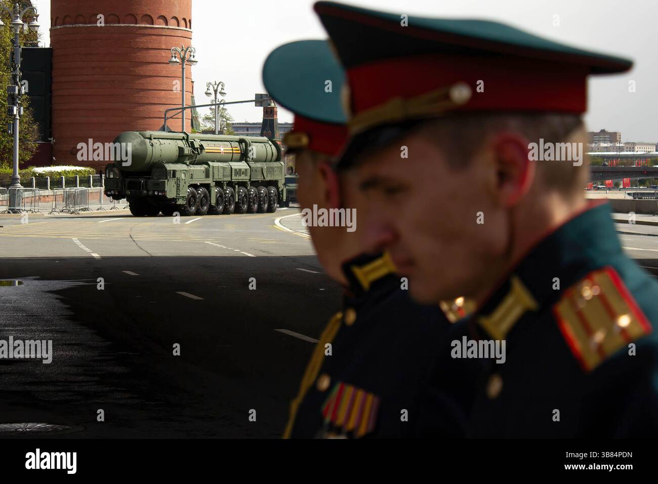 9 maggio 2024, Mosca, Russia: I partecipanti alla parata della vittoria guardano il Topol-M (nome NATO: SS-27 'Sickle B') lanciatore mobile di missili balistici intercontinentali mentre lascia la Piazza Rossa subito dopo la Parata del giorno della Vittoria. Il giorno della Vittoria si celebra ogni anno il 9 maggio. Oltre al suo significato simbolico, è stato uno strumento per dimostrare le nuove armi della Russia ai potenziali avversari. (Immagine di credito: © Vlad Karkov/SOPA Images via ZUMA Press Wire) Foto Stock