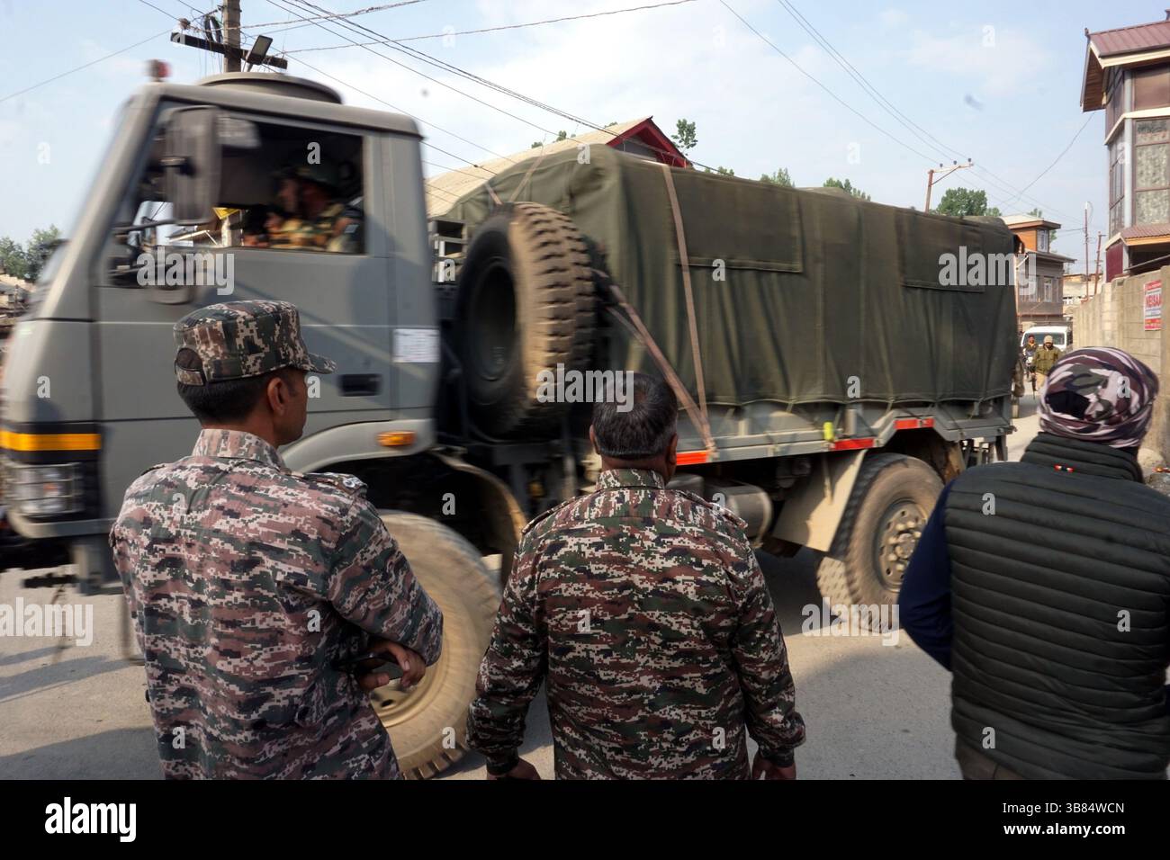 7 maggio 2025, Srinagar, Jammu e Kashmir, India: Il personale di sicurezza indiano fa la guardia a Wuyan, vicino a Srinagar, a seguito di una forte escalation delle tensioni di confine tra India e Pakistan. All'inizio di quel giorno, nuova Delhi ha lanciato attacchi missilistici contro presunti campi terroristici in nove località nel Kashmir amministrato dal Pakistan, in risposta a un attacco mortale attribuito a Islamabad. (Immagine di credito: © Nisar UL H credito: ZUMA Press, Inc./Alamy Live News Foto Stock