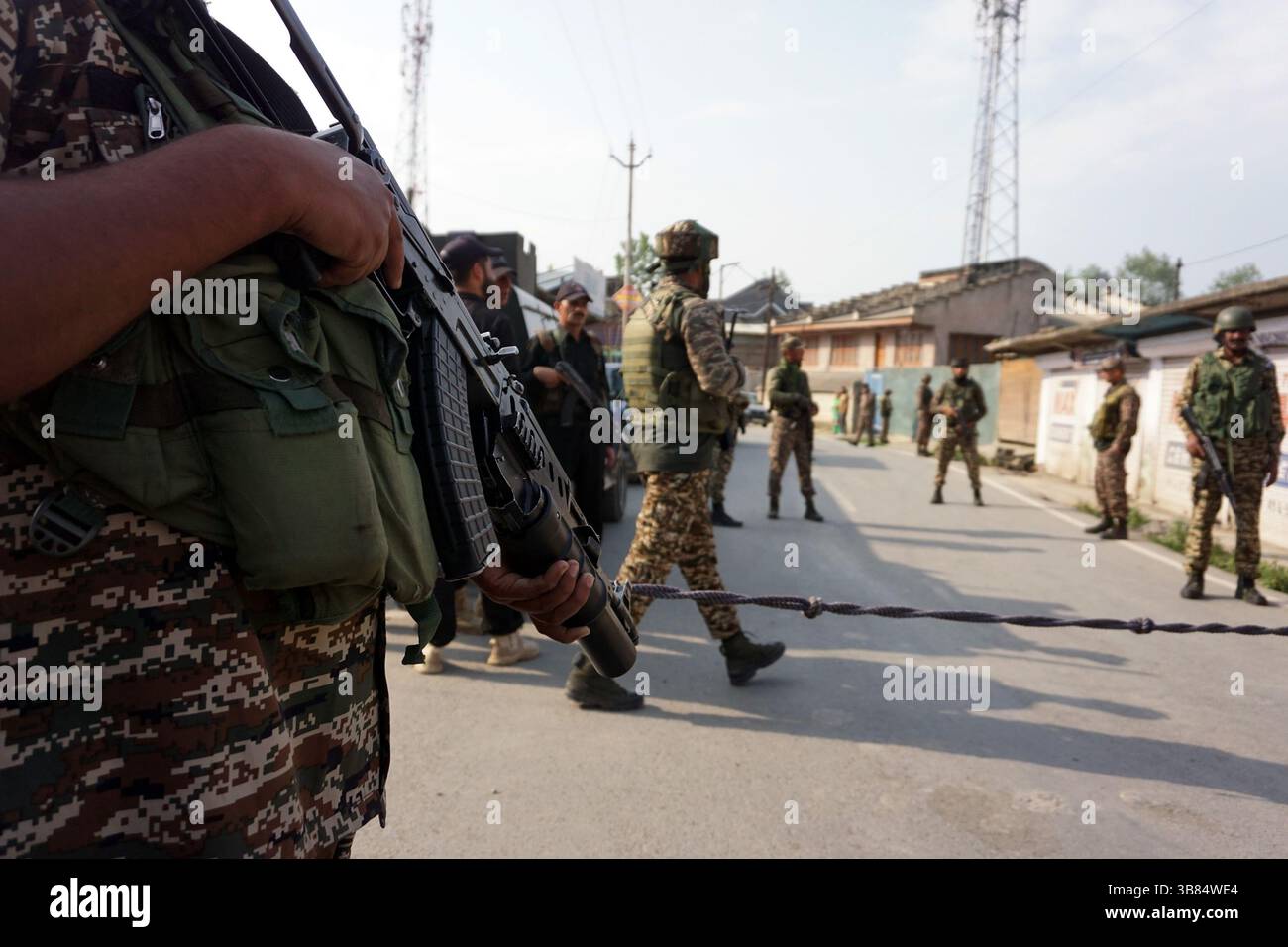 7 maggio 2025, Srinagar, Jammu e Kashmir, India: Il personale di sicurezza indiano fa la guardia a Wuyan, vicino a Srinagar, a seguito di una forte escalation delle tensioni di confine tra India e Pakistan. All'inizio di quel giorno, nuova Delhi ha lanciato attacchi missilistici contro presunti campi terroristici in nove località nel Kashmir amministrato dal Pakistan, in risposta a un attacco mortale attribuito a Islamabad. (Immagine di credito: © Nisar UL H credito: ZUMA Press, Inc./Alamy Live News Foto Stock