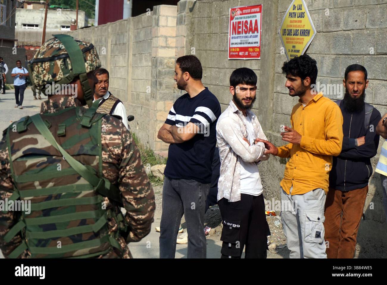 7 maggio 2025, Srinagar, Jammu e Kashmir, India: Il personale di sicurezza indiano fa la guardia a Wuyan, vicino a Srinagar, a seguito di una forte escalation delle tensioni di confine tra India e Pakistan. All'inizio di quel giorno, nuova Delhi ha lanciato attacchi missilistici contro presunti campi terroristici in nove località nel Kashmir amministrato dal Pakistan, in risposta a un attacco mortale attribuito a Islamabad. (Immagine di credito: © Nisar UL H credito: ZUMA Press, Inc./Alamy Live News Foto Stock