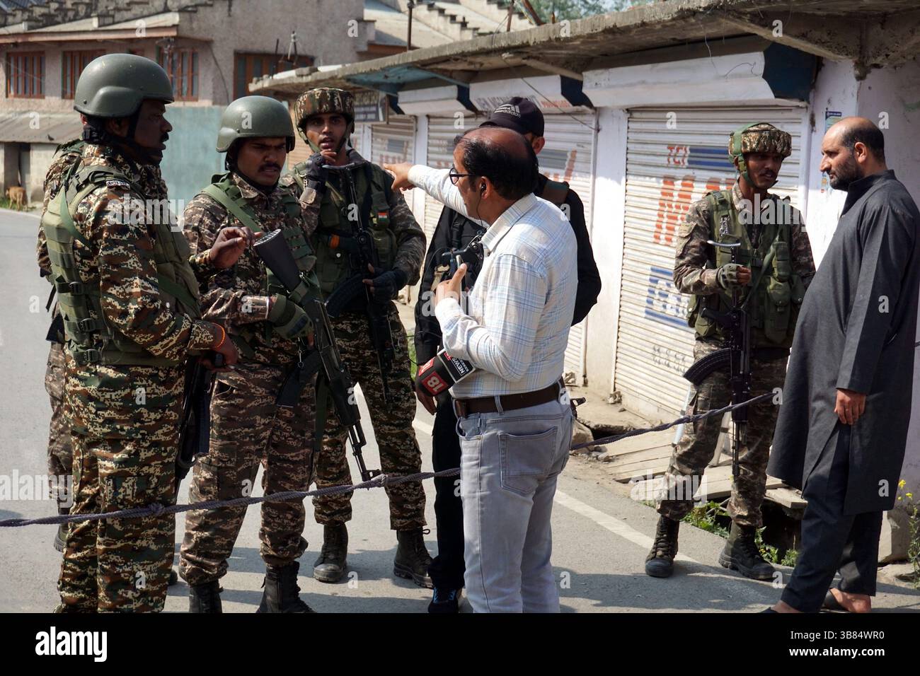 7 maggio 2025, Srinagar, Jammu e Kashmir, India: Il personale di sicurezza indiano fa la guardia a Wuyan, vicino a Srinagar, a seguito di una forte escalation delle tensioni di confine tra India e Pakistan. All'inizio di quel giorno, nuova Delhi ha lanciato attacchi missilistici contro presunti campi terroristici in nove località nel Kashmir amministrato dal Pakistan, in risposta a un attacco mortale attribuito a Islamabad. (Immagine di credito: © Nisar UL H credito: ZUMA Press, Inc./Alamy Live News Foto Stock