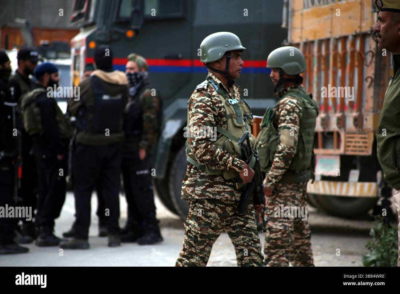 7 maggio 2025, Srinagar, Jammu e Kashmir, India: Il personale di sicurezza indiano fa la guardia a Wuyan, vicino a Srinagar, a seguito di una forte escalation delle tensioni di confine tra India e Pakistan. All'inizio di quel giorno, nuova Delhi ha lanciato attacchi missilistici contro presunti campi terroristici in nove località nel Kashmir amministrato dal Pakistan, in risposta a un attacco mortale attribuito a Islamabad. (Immagine di credito: © Nisar UL H credito: ZUMA Press, Inc./Alamy Live News Foto Stock