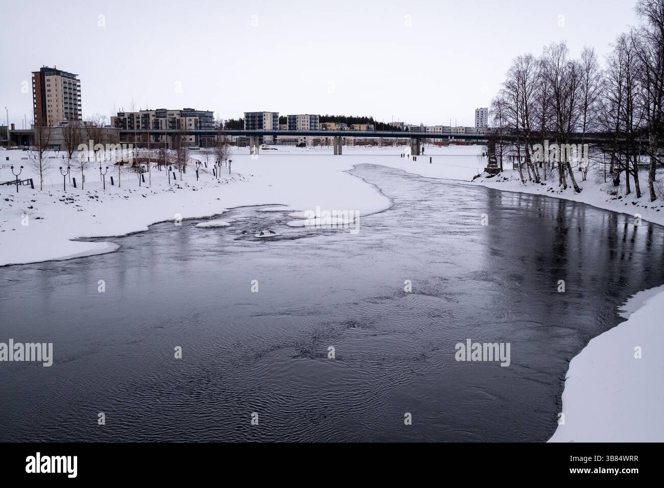 Paesaggio del fiume Pielisjoki ghiacciato a Joensuu, nella Carelia settentrionale, in Finlandia, il 18 marzo 2025. Joensuu è conosciuta come la capitale forestale europea t Foto Stock