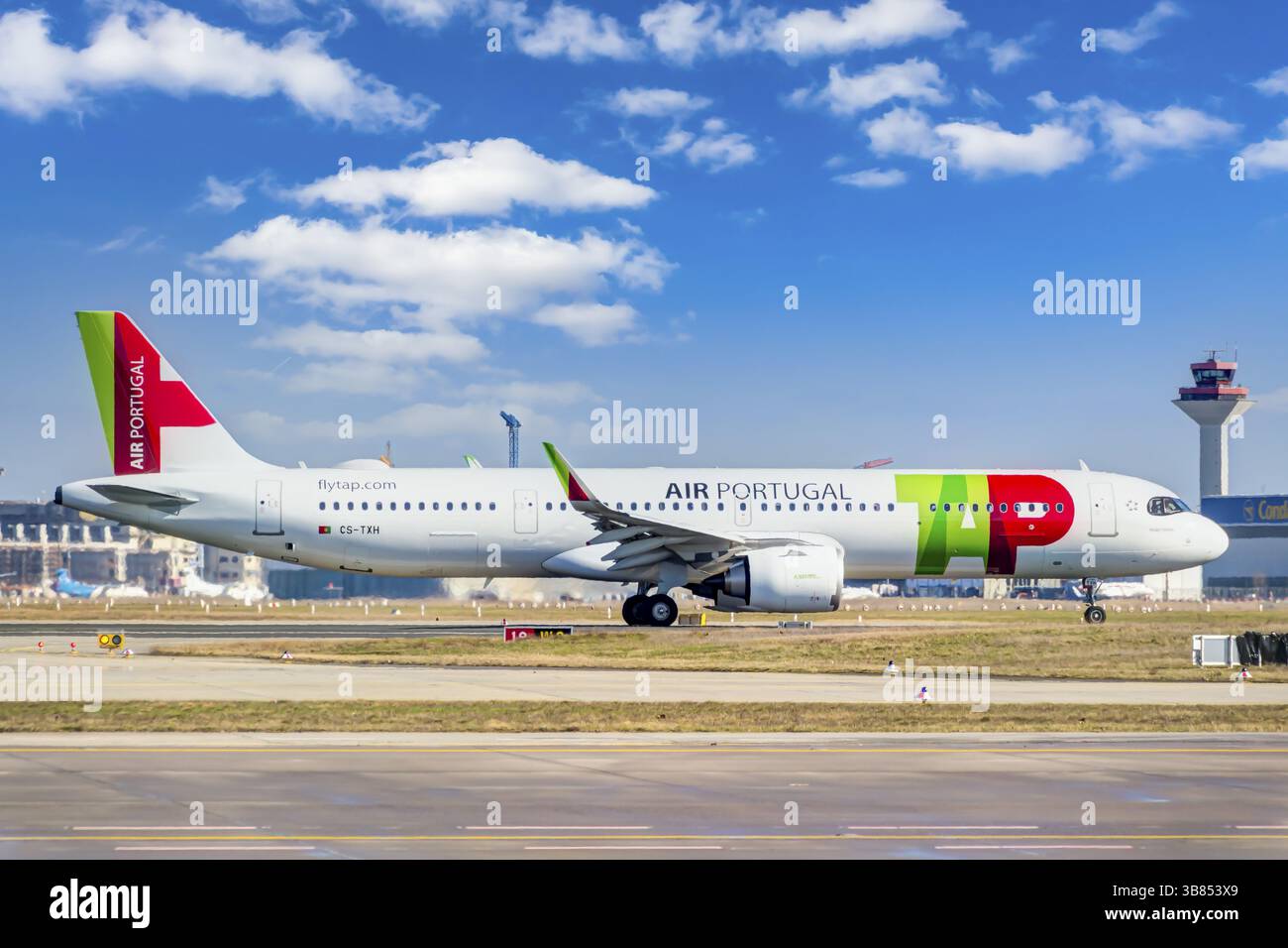 TAP Air Portugal Airbus 321 auf dem Rollfeld des Flughafen Francoforte sul meno, Deutschland Foto Stock