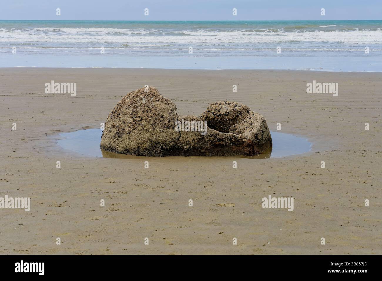 I resti di un masso di Moeraki sulla spiaggia di Koekohe a Otago, nuova Zelanda. Foto Stock