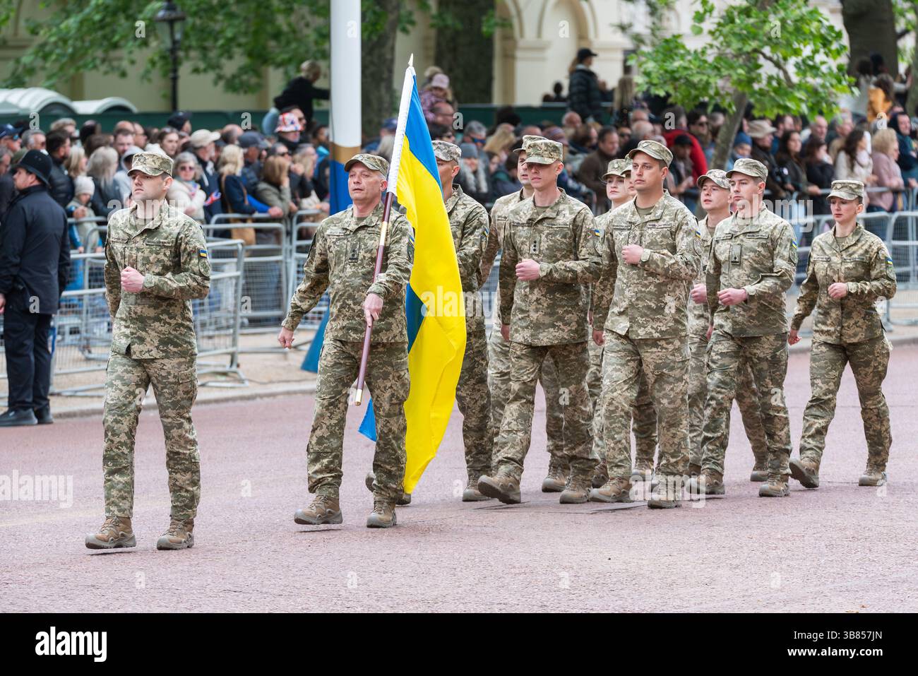 Evento ve Day 80th Anniversary processssion in the Mall, Londra, Regno Unito. Soldati ucraini che marciano con la bandiera dell'Ucraina Foto Stock