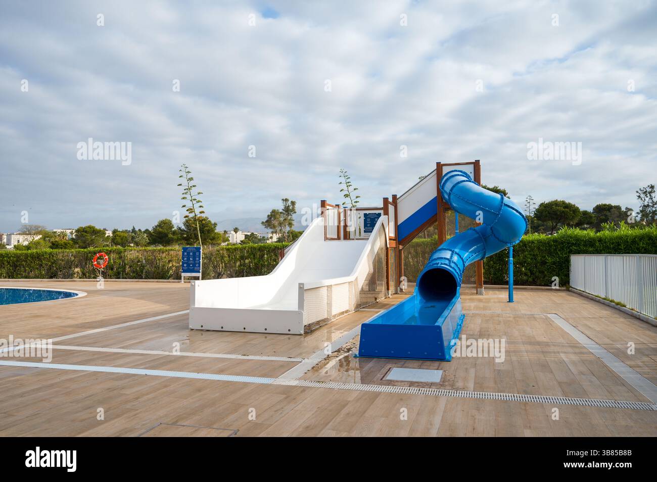 Rinfrescante resort con piscina, luogo ideale per godersi una vacanza estiva in regime all-inclusive con uno stile di vita unico per le vacanze. Foto Stock