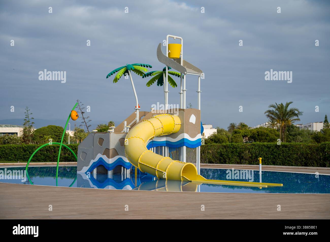 Rinfrescante resort con piscina, luogo ideale per godersi una vacanza estiva in regime all-inclusive con uno stile di vita unico per le vacanze. Foto Stock