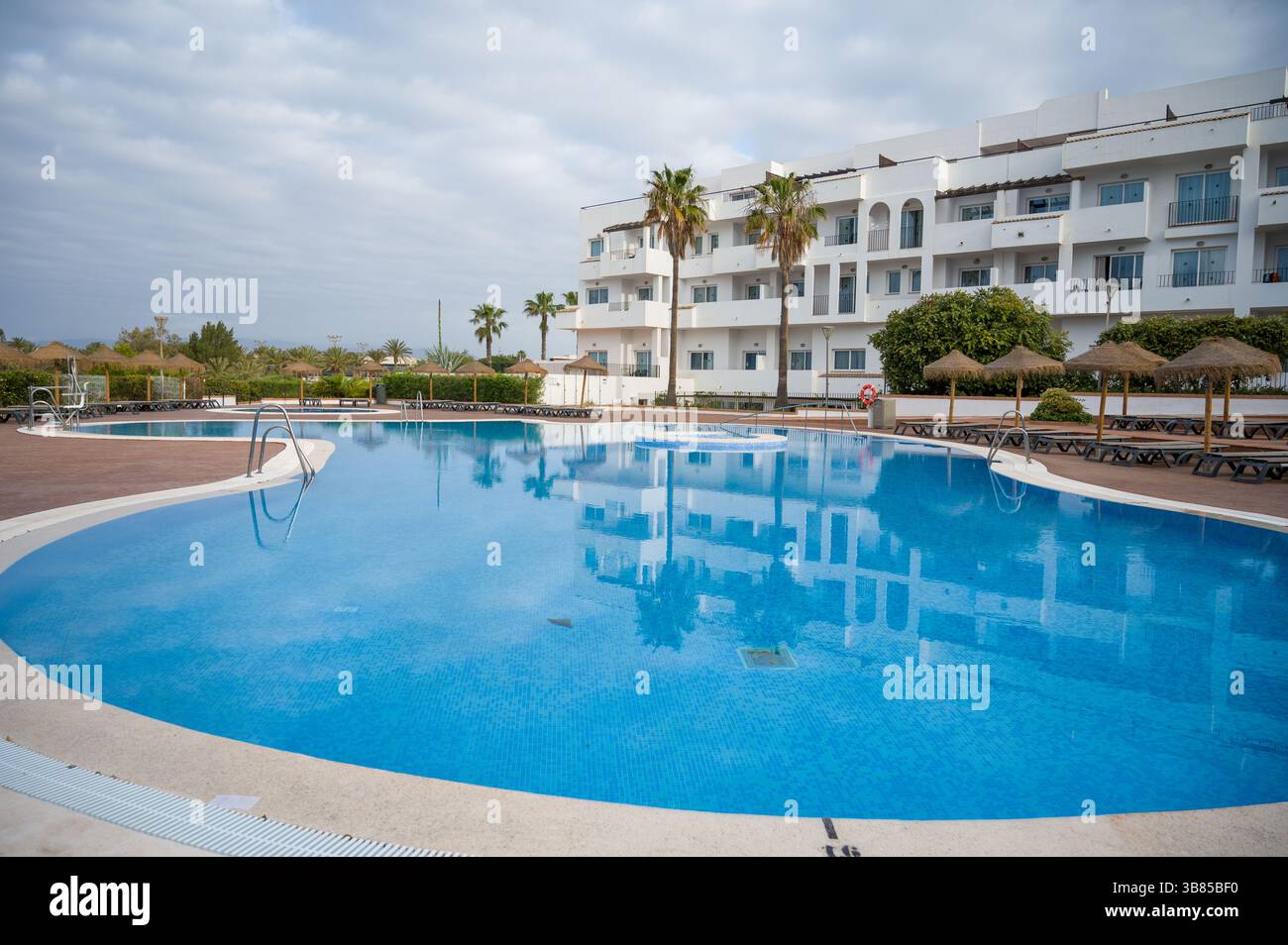 Rinfrescante resort con piscina, luogo ideale per godersi una vacanza estiva in regime all-inclusive con uno stile di vita unico per le vacanze. Foto Stock