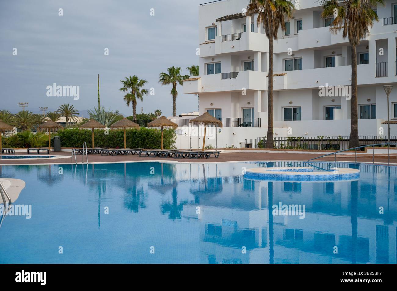 Rinfrescante resort con piscina, luogo ideale per godersi una vacanza estiva in regime all-inclusive con uno stile di vita unico per le vacanze. Foto Stock