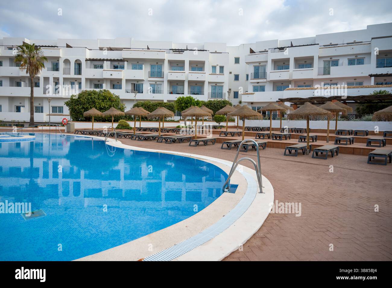 Rinfrescante resort con piscina, luogo ideale per godersi una vacanza estiva in regime all-inclusive con uno stile di vita unico per le vacanze. Foto Stock