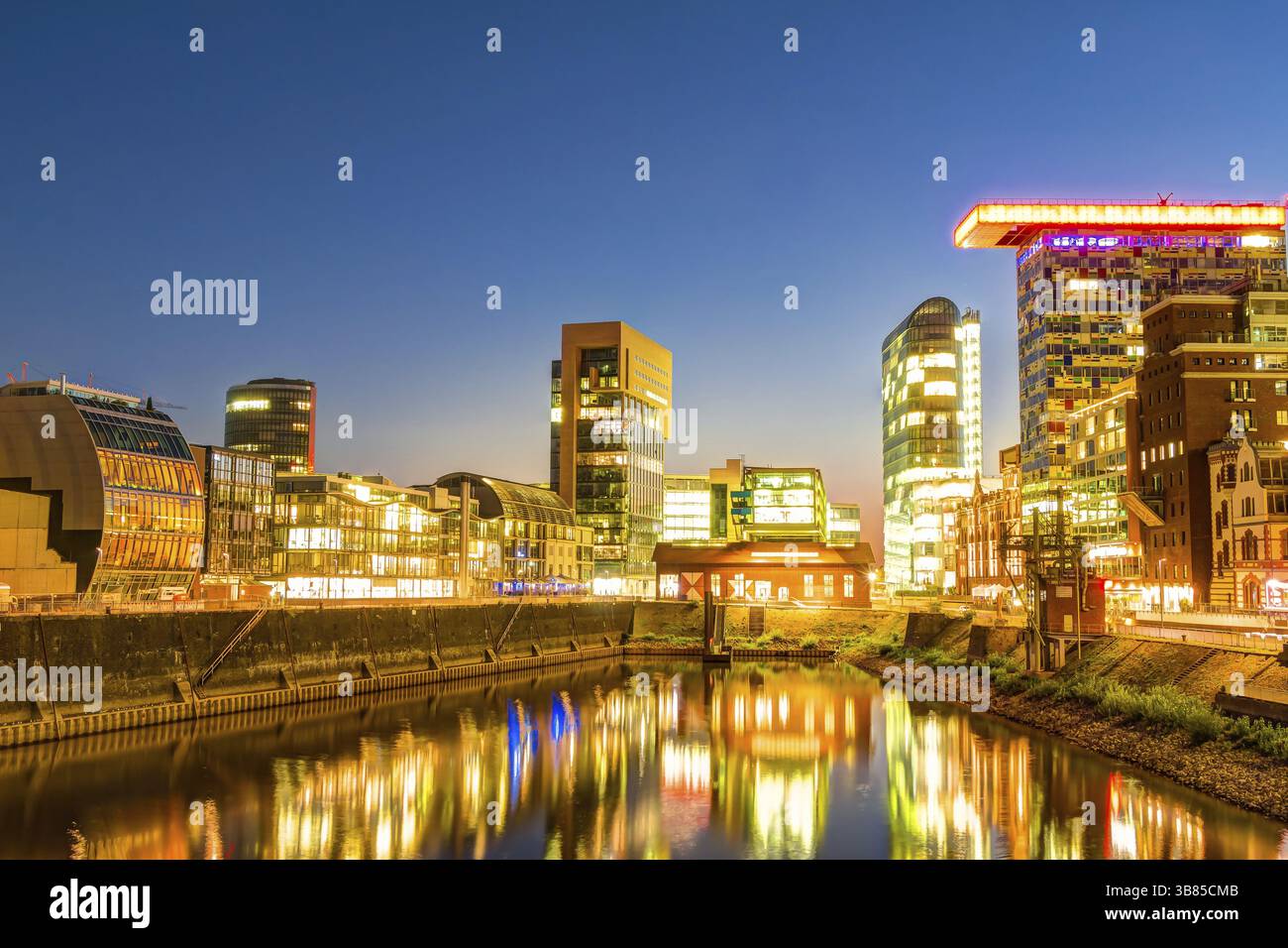 Medienhafen a Duesseldorf zur Abenddaemmerung und in voller Beleuchtung Foto Stock