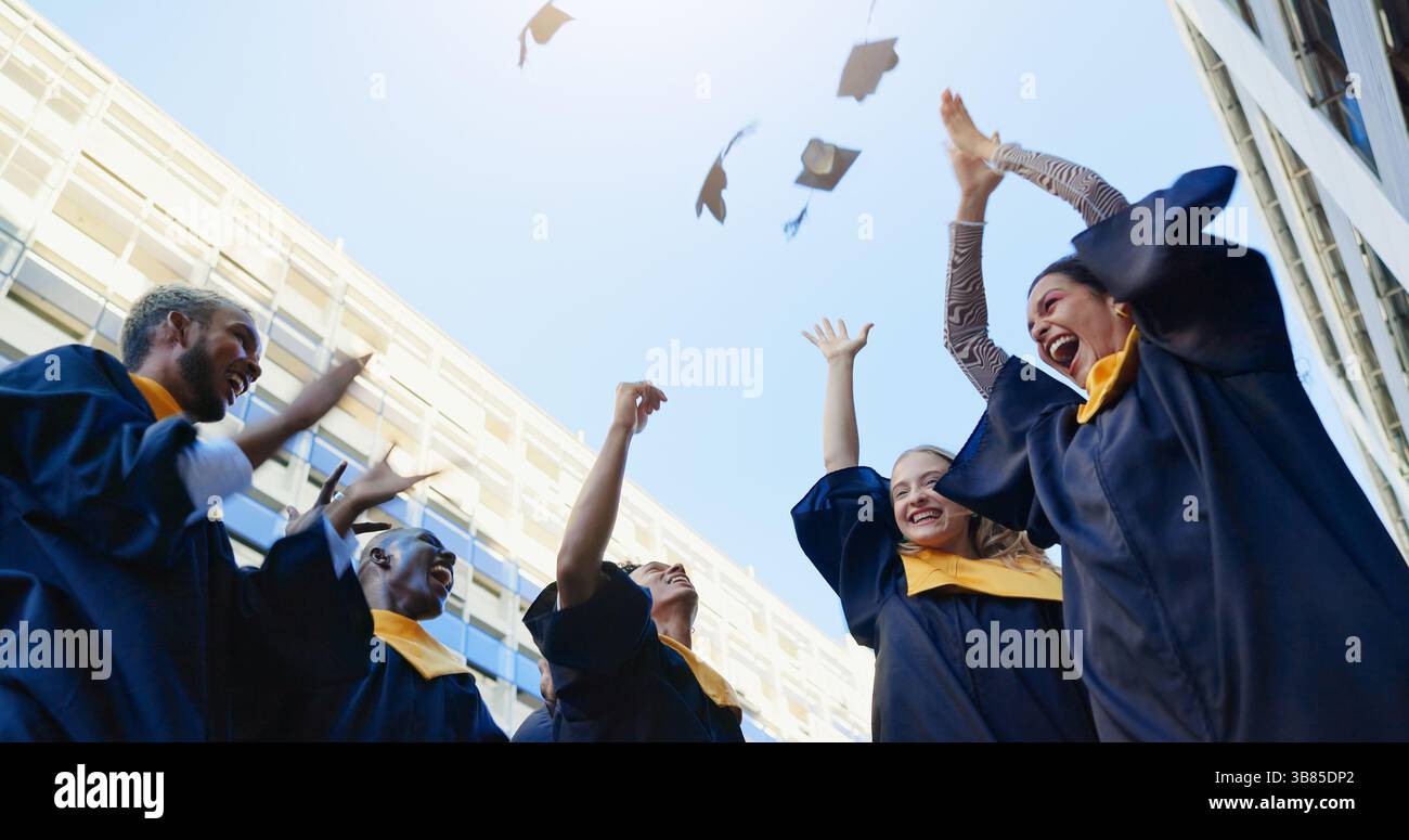 Laureati, tiri e cappelli per il successo della laurea, il conseguimento dell'istruzione o gli obiettivi del diploma. Città, gente eccitata o accompagnatori accademici per festeggiare Foto Stock