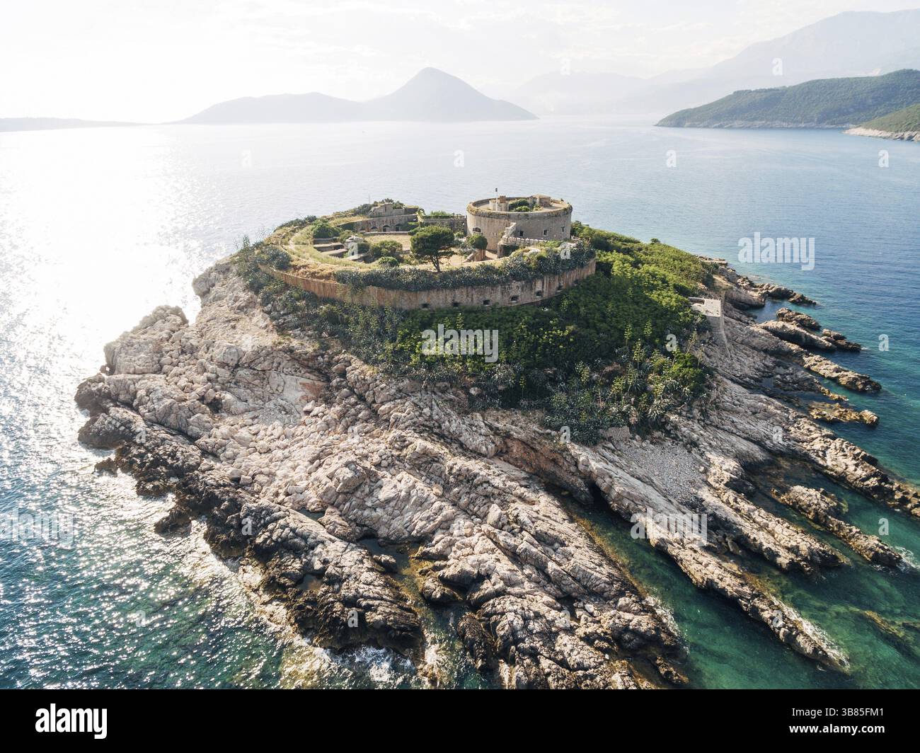 Fortezza Mamula su un'isola rocciosa nella baia di Kotor. Montenegro. Foto Stock