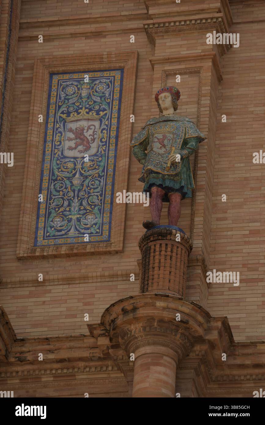 Dettaglio architettonico con statua e piastrelle di ceramica in Plaza de España durante la Feria de Sevilla 2025, Siviglia, Andalucía, Spagna. Foto Stock