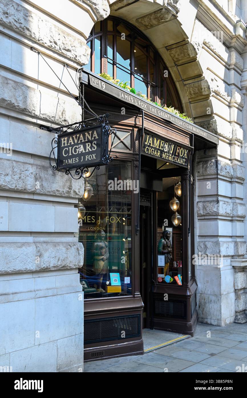 LONDRA, Regno Unito - 29 APRILE 2025: Esterno del negozio Cigar Merchant James J. Fox in St James's Street a Mayfair Foto Stock