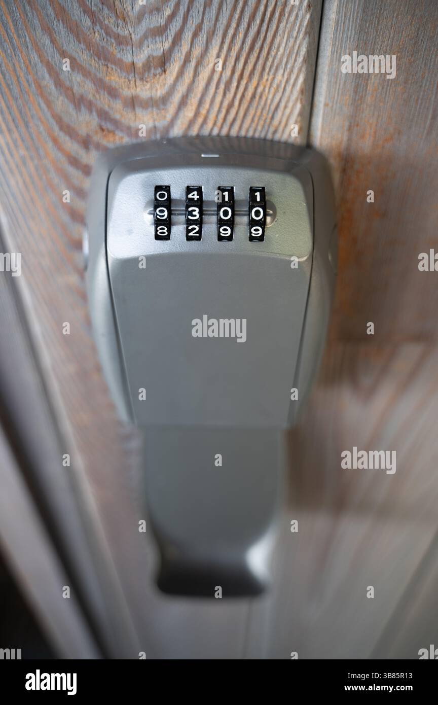 Un moderno blocco tastiera progettato per l'installazione su una splendida porta in legno per una maggiore sicurezza Foto Stock