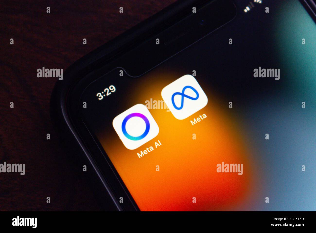 Schermata dello smartphone che mostra le icone Meta ai e Meta Platforms Inc. Meta ai è l'assistente conversazionale avanzato di Meta, integrato nelle proprie piattaforme Foto Stock