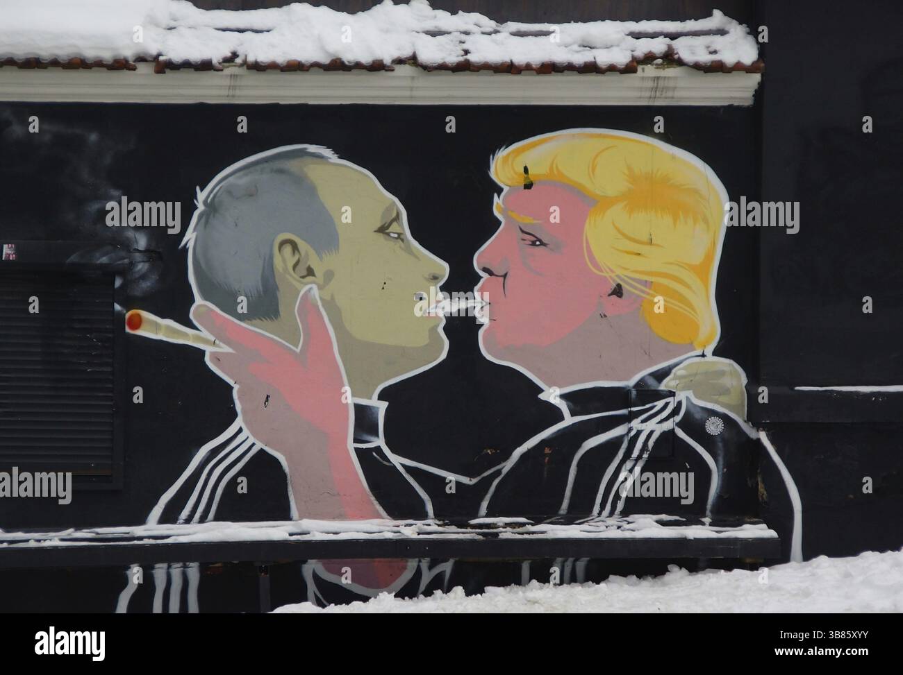 Graffiti su una delle strade di Vilnius, una pausa fumo dei presidenti Putin e Trump Foto Stock