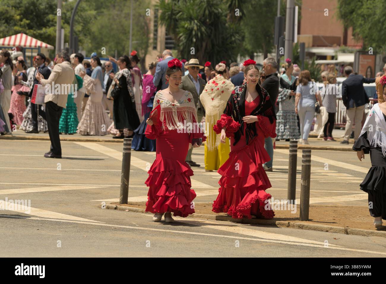 Feria de Sevilla 2025: Abiti di flamenco, casetas e una vivace atmosfera di festa al Real de la Feria di Siviglia, Andalucía, Spagna. Foto Stock