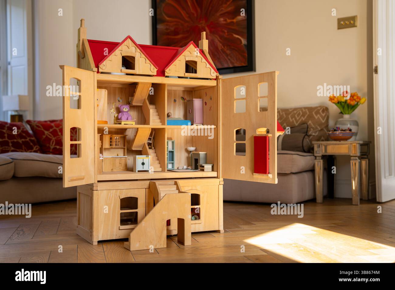 Grande casa di bambola in legno con giochi all'interno Foto Stock