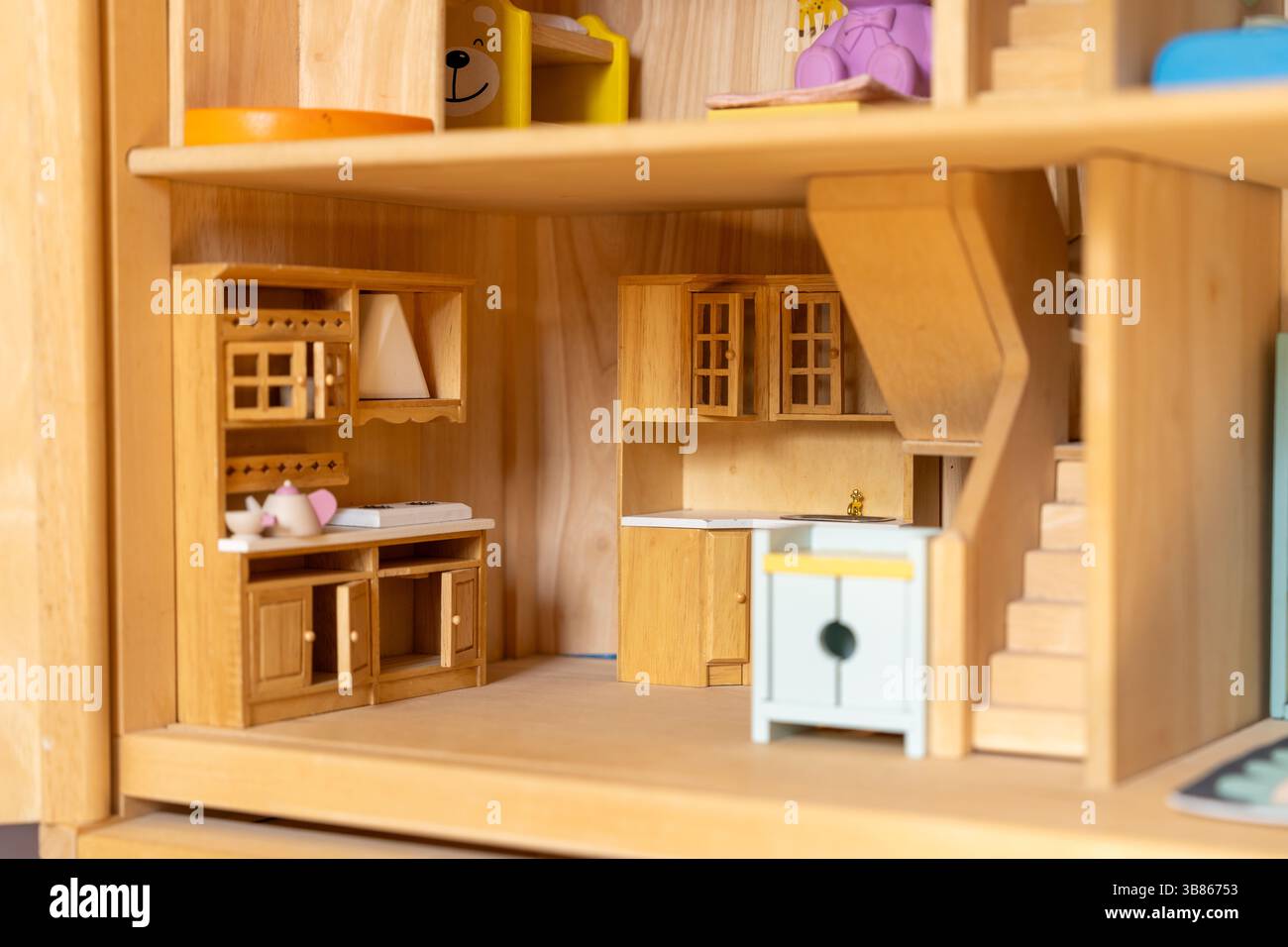 Grande casa di bambola in legno con giochi all'interno Foto Stock
