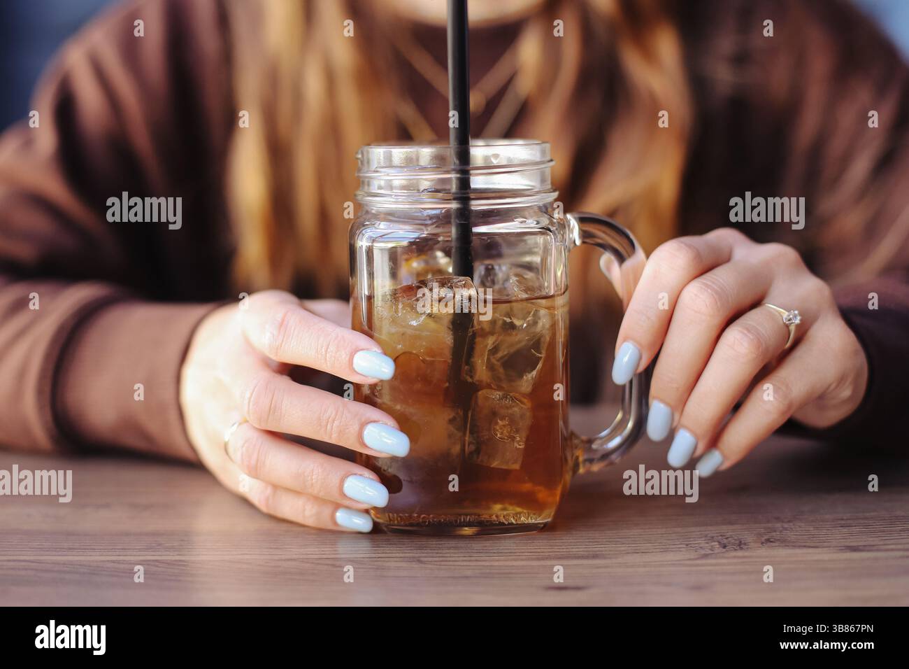 Tè freddo lungo dell'isola in vetro. Donna che tiene una bevanda fredda. Bevanda fresca con cubetti di ghiaccio. Rinfresco estivo. Tè freddo rinfrescante. Rinfrescarsi con una bevanda. Foto Stock