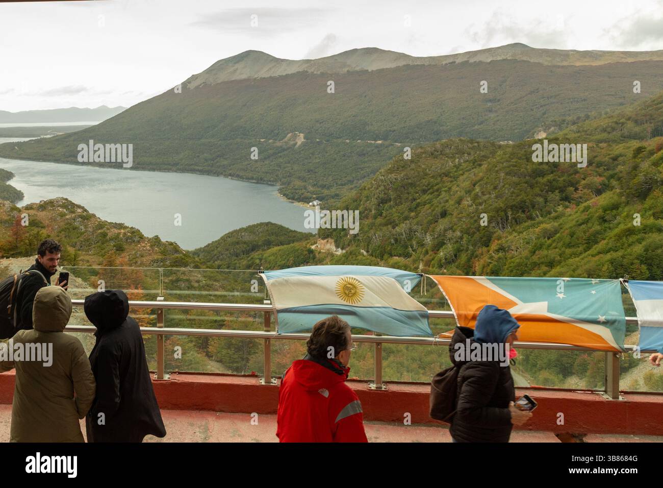 Una vista del Lago nascosto (Lago Escondido) a nord di Ushuaia, Argentina. Le bandiere provengono dall'Argentina e dalla Terra del fuoco. Foto Stock